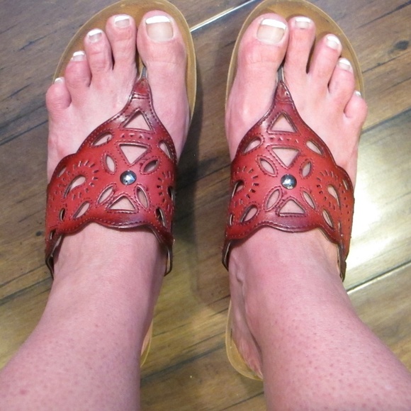 Clarks red Tooled leather Sandals thongs 9.5 65263 - Picture 6 of 8